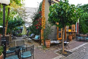 Τι γυρεύει ο νεαρός Kρητικός επιχειρηματίας στα στενά του Αμαρουσίου