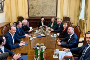 Συνάντηση Σωκράτη Φάμελλου με τον Γιάννη Στουρνάρα – Παρών και ο Χάρης Μαμουλάκης