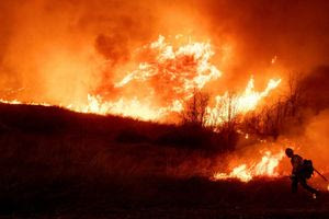 Λέκκας – Λος Άντζελες: Αυτοί είναι οι παράγοντες που συνετέλεσαν στην πύρινη καταστροφή
