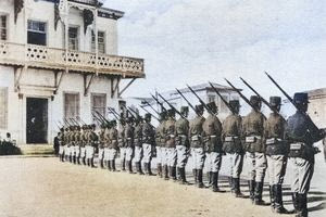 Η Κρητική Πολιτοφυλακή μπροστά από οθωμανική οικία στην Πλατεία Ελευθερίας