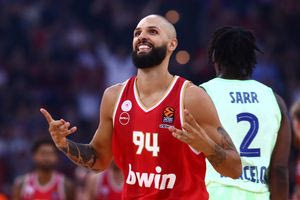 Ο Εβάν Φουρνιέ τραγούδησε συνθήματα του Ολυμπιακού στο αεροπλάνο για Μαδρίτη