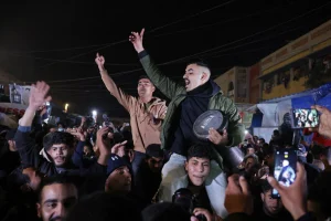 Λωρίδα της Γάζας: Χιλιάδες Παλαιστίνιοι πανηγυρίζουν μετά τη συμφωνία κατάπαυσης του πυρός