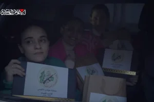 Γάζα: Τρομοκράτες της Χαμάς έδωσαν στις Ισραηλινές ομήρους «αναμνηστικά και δώρα» από την αιχμαλωσία τους