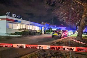 Δύο νεκροί από πυροβολισμούς από μασκοφόρο σε εργοστάσιο στη Γερμανία