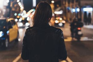 Τρόμος για γυναίκα από άνδρα με κατεβασμένο παντελόνι – Την κυνήγησε μέχρι το σπίτι της