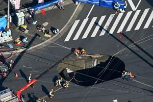 Ιαπωνία: Οδηγός παγιδευμένος για 24 ώρες σε τρύπα που κατάπιε το φορτηγό του