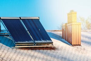 Ηλιακός θερμοσίφωνας: Τα οφέλη για τα νοικοκυριά και για την οικονομία από την εφαρμογή κινήτρων εξηγεί το ΙΟΒΕ