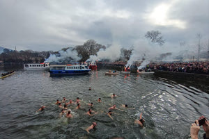 Μια 12χρονη μαθήτρια έπιασε στο Σταυρό στη λίμνη των Ιωαννίνων