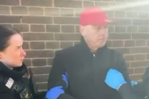 Ivor Caplin: Πρώην βουλευτής των Εργατικών συνελήφθη σε «κυνήγι παιδόφιλων»