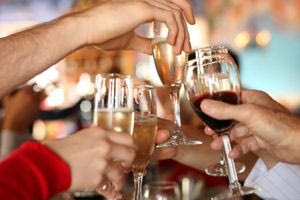 Αρχίατρος στις ΗΠΑ συνιστά προειδοποιητική σήμανση στα αλκοολούχα ποτά για εμφάνιση καρκίνου