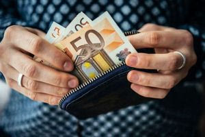 Πόσο αυξάνεται ο κατώτατος μισθός σε δημόσιο και ιδιωτικό τομέα