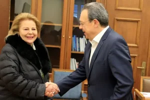 Η «υποδοχή» Κυριάκου στο νοσοκομείο των…Τεμπών, η Κουμουνδούρου που δεν παρακαλάει, η Λούκα που ενώνει και τα δώρα που περνάνε μέσω ΣτΕ