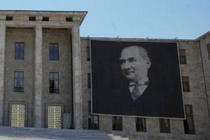 Τουρκο-αρμένιος συγγραφέας: Η Ελλάδα είναι γελοία χώρα, θα κερδίζαμε και χωρίς τον Κεμάλ