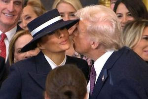 Στον… αέρα το φιλί του Ντόναλντ Τραμπ στη Μελάνια κατά την ορκωμοσία του (video)