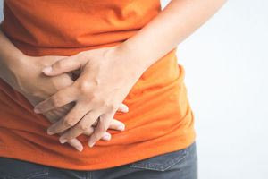 Φούσκωμα: Ένας γαστρεντερολόγος αποκαλύπτει 4 πράγματα που το προκαλούν