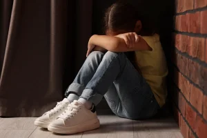 (BINTEO) Σπουδαία ημερίδα για την κακοποίηση παιδιού σε πραγματικό και ψηφιακό κόσμο