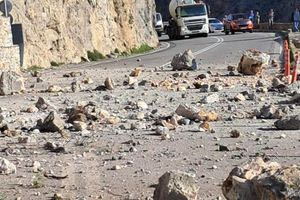 Οι κατολισθήσεις έκλεισαν το δρόμο για το Κουρταλιώτικο φαράγγι