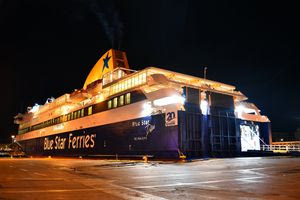 Aυτό είναι το πρώτο πλοίο της χρονιάς που κατέπλευσε στο λιμάνι του Πειραιά