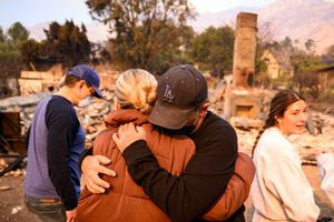Φωτιές στο Λος Άντζελες: «Τουλάχιστον μια εβδομάδα» πρέπει να περιμένουν για να γυρίσουν σπίτια τους όσοι εγκατέλειψαν