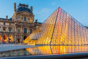 Η διάσημη γυάλινη πυραμίδα του Λούβρου καταρρέει