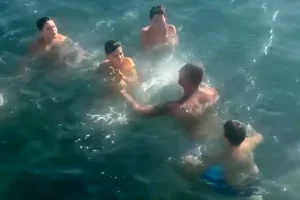 Αντιδράσεις για τον Γιώργο Μανίκα που έκανε μακροβούτι για να δώσει στον γιο του τον Σταυρό στα Θεοφάνια – Τι απαντά ο ίδιος