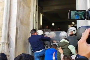 Η στιγμή της εφόδου στα δικαστήρια – Δείτε το βίντεο του patris.gr