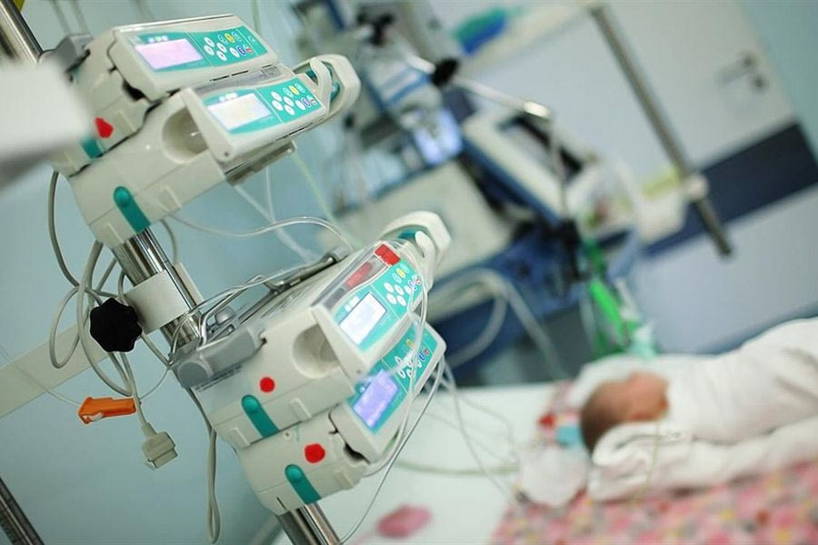 Στα δικαστήρια οι γονείς της 3χρονης που δίνει μάχη για τη ζωή της