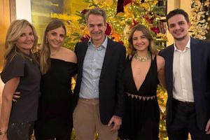 Με οικογενειακή φωτογραφία το «καλή χρονιά» του 2025 από τον Κυριάκο Μητσοτάκη