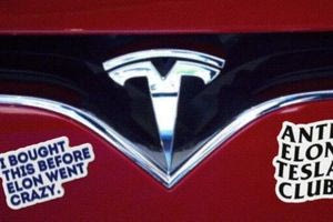 Οι ιδιοκτήτες Tesla αντιδρούν με αντι-Μασκ αυτοκόλλητα – Πτώση στις πωλήσεις των αυτοκινήτων λόγω της ρητορικής του
