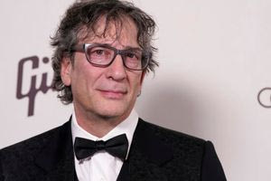 Νιλ Γκέιμαν: Οχτώ γυναίκες καταγγέλλουν τον συγγραφέα για σεξουαλικές επιθέσεις