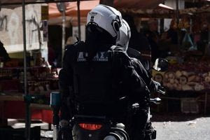 Μιλούσε στο κινητό ενώ οδηγούσε – Ο έλεγχος της ΕΛ.ΑΣ. και οι ποσότητες κάνναβης