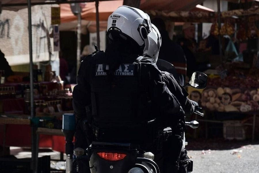 Μιλούσε στο κινητό ενώ οδηγούσε – Ο έλεγχος της ΕΛ.ΑΣ. και οι ποσότητες κάνναβης