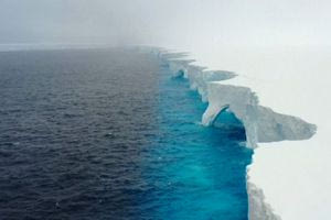 Το μεγαλύτερο παγόβουνο του κόσμου παρασύρεται στην Ανταρκτική και απειλεί νησί