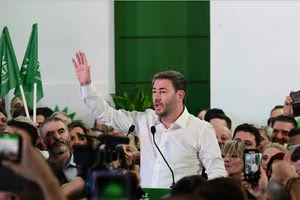 ΠΑΣΟΚ: Έχει τα οκτάνια, ψάχνει το πακέτο