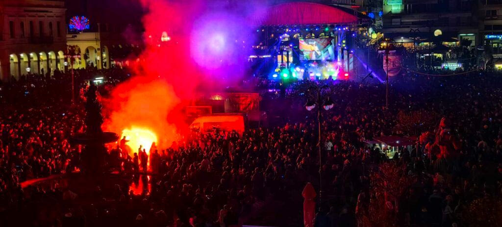 Πάτρα: Χιλιάδες κόσμου στην τελετή έναρξης του Πατρινού Καρναβαλιού 2025