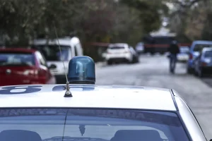 Εξάρχεια: Εντοπίστηκε νεκρός 98χρονος σε διαμέρισμα – Η κόρη του είπε ότι τον σκότωσε