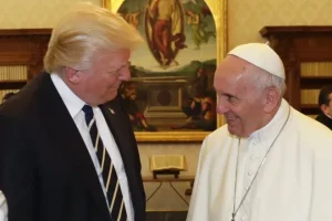 Πάπας: Είναι «ντροπή» το σχέδιο Τραμπ για απελάσεις μεταναστών