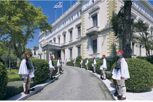 Τα Φώτα, η φώτιση και στο βάθος… Πρόεδρος!