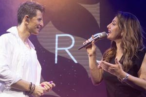 Ο Σάκης Ρουβάς γιόρτασε τα γενέθλιά του στη σκηνή με την Έλενα Παπαρίζου και τον Πάνο Μουζουράκη