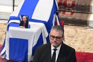 Κηδεία Σημίτη: Ο άνθρωπος που στεκόταν δίπλα στη σορό του