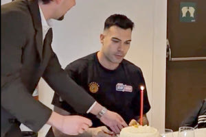 Ο Κώστας Σλούκας έσβησε την τούρτα των γενεθλίων του μαζί με τους συμπαίκτες του