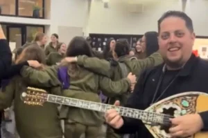 Ισραηλινοί στρατιώτες χορεύουν συρτάκι στα σύνορα του Ισραήλ με τη Γάζα – Ο Έλληνας με το μπουζούκι