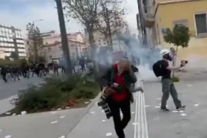 Φωτορεπόρτερ που τραυματίστηκε στο κεφάλι από κρότου-λάμψης των ΜΑΤ: «Ήταν απρόκλητη η επίθεση»
