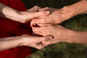 Τι σημαίνει η φράση «το ‘να χέρι νίβει τ’ άλλο» και από πού προέρχεται