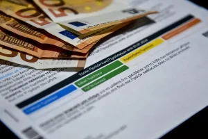 Λογαριασμοί ρεύματος: Tι αυξήσεις αναμένονται στις ρυθμιζόμενες χρεώσεις – «Παράθυρο» για νέες επιδοτήσεις