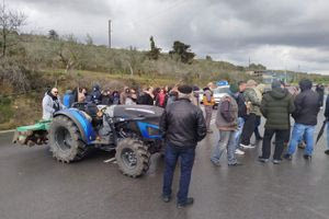 Αγρότες του Ηρακλείου έκλεισαν συμβολικά τον κόμβο στα Πεζά – Τι αναφέρουν σε ανακοίνωση τους για το νέο κρούσμα ευλογιάς