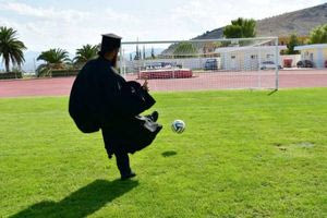 Παπάς εμφανίστηκε σε γήπεδο και πανηγύρισε γκολ με …θυμιατό