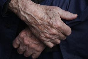 Πέταξε 1.200 ευρώ από το μπαλκόνι σε «γιατρό του ΠαΓΝΗ για να σώσει» το παιδί της!