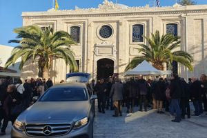 Συγκίνηση στο στερνό αντίο του Μανώλη Δανδουλάκη