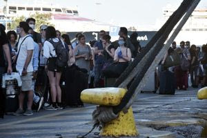 Aκυρώθηκαν τρία δρομολόγια από το λιμάνι του Πειραιά, λόγω δυσμενών καιρικών συνθηκών – Κανονικά τα δρομολόγια σε Ραφήνα και Λαύριο